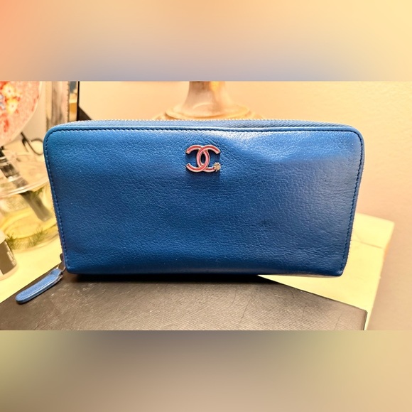 CHANEL Handbags - CHANEL Lucky Clover w/ Floral Printed Interior Round Zipper Long Wallet Leather